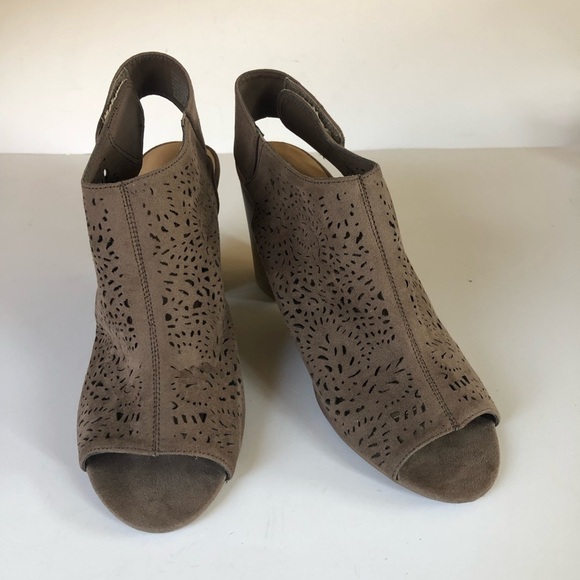 BIG BUDDHA Faux Suede Laser Cut-out Peep Toe Open Back Block Heel Sandal Size 8 - Picture 2 of 13